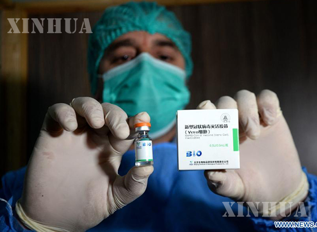 ပါကစ္စတန်နိုင်ငံ ပတ်ရှ်ဝါမြို့ရှိ ဆေးရုံတစ်ရုံတွင် တရုတ်နိုင်ငံ၏ COVID-19 ကာကွယ်ဆေးအား ကျန်းမာရေးဝန်ထမ်းတစ်ဦးက ပြသနေစဉ် (ဆင်ဟွာ)