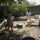 အာဖဂန်နစ္စတန်နိုင်ငံ Nangarhar ပြည်နယ် Kozkunar ခရိုင် Qalatak ကျေးရွာ၌ ရေကြီးမှုဖြစ်ပွားပြီးနောက် ၂၀၂၀ပြည့်နှစ် သြဂုတ် ၁ရက်က အလုပ်လုပ်နေသည့်ဒေသခံများအားတွေ့ရစဉ် (ဆင်ဟွာ)