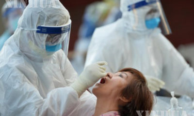 ထိုင်းနိုင်ငံ၌ ကျန်းမာရေးဝန်ထမ်းတစ်ဦးက အမျိုးသမီးတစ်ဦးအား COVID-19 ရောဂါ ရှိ/မရှိ စစ်ဆေးရန် Swab ရယူနေစဉ်(ဆင်ဟွာ)