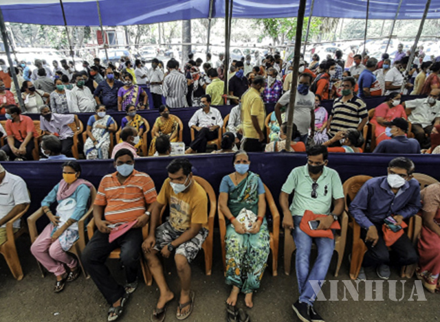 ဧပြီ ၂၆ ရက်၌ အိန္ဒိယနိုင်ငံ မွန်ဘိုင်းမြို့တွင် လူများ COVID-19 ရောဂါ ကာကွယ်ဆေးထိုးနှံမှု ခံယူရန် စောင့်ဆိုင်းနေကြစဉ်(ဆင်ဟွာ)
