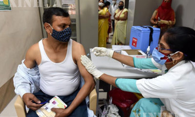 ပုံစာ- ၂၀၂၁ခုနှစ်၊ ဧပြီ၁၀ ရက်တွင် အိန္ဒိယနိုင်ငံမြောက်ပိုင်းရှိ Uttar Pradesh ပြည်နယ်၊ Prayagraj ဆေးရုံတွင် COVID-19 ကာကွယ်ဆေး ထိုးနှံမှုခံယူနေသော အမျိုးသားတစ်ဦးအားတွေ့ရစဉ် (ဆင်ဟွာ)