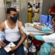 ပုံစာ- ၂၀၂၁ခုနှစ်၊ ဧပြီ၁၀ ရက်တွင် အိန္ဒိယနိုင်ငံမြောက်ပိုင်းရှိ Uttar Pradesh ပြည်နယ်၊ Prayagraj ဆေးရုံတွင် COVID-19 ကာကွယ်ဆေး ထိုးနှံမှုခံယူနေသော အမျိုးသားတစ်ဦးအားတွေ့ရစဉ် (ဆင်ဟွာ)