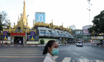 ရန်ကုန်မြို့၌ နှာခေါင်းစည်း ဝတ်ဆင်သွားလာနေသူ တစ်ဦးအား တွေ့ရစဉ်(ဆင်ဟွာ)