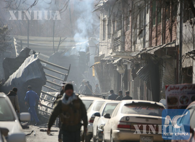 အာဖဂန်နစ္စတန်နိုင်ငံ မြို့တော် ကဘူးလ်တွင် ၂၀၁၈ ခုနှစ် ဇန်နဝါရီ ၂၇ ရက်က ပေါက်ကွဲမှုဖြစ်ပွားရာနေရာအား တွေ့ရစဉ် (ဆင်ဟွာ)