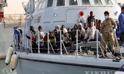 လစ်ဗျားနိုင်ငံ ထရီပိုလီမြို့တွင် လစ်ဗျားကမ်းခြေစောင့်တပ်ဖွဲ့၏ သင်္ဘောကုန်းပတ်ပေါ်၌ တရားမဝင်ရွှေ့ပြောင်းသွားလာသူများအား ဧပြီ ၂၉ ရက်က တွေ့ရစဉ် (ဆင်ဟွာ)