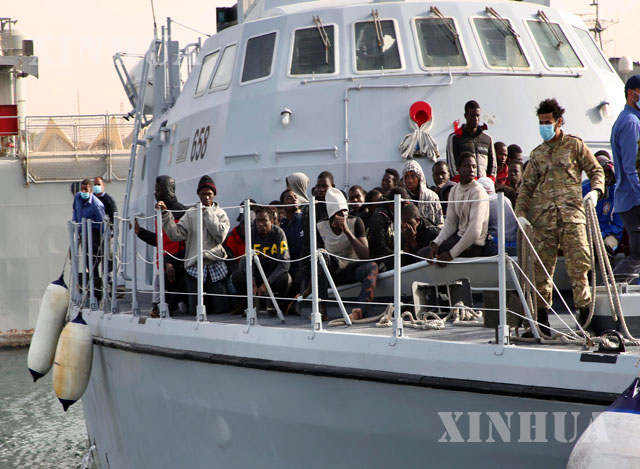 လစ်ဗျားနိုင်ငံ ထရီပိုလီမြို့တွင် လစ်ဗျားကမ်းခြေစောင့်တပ်ဖွဲ့၏ သင်္ဘောကုန်းပတ်ပေါ်၌ တရားမဝင်ရွှေ့ပြောင်းသွားလာသူများအား ဧပြီ ၂၉ ရက်က တွေ့ရစဉ် (ဆင်ဟွာ)