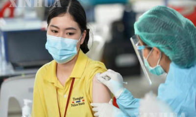 ထိုင်းနိုင်ငံ ဘန်ကောက်မြို့၌ တရုတ်ဆေးဝါးကုမ္ပဏီ Sinovac မှ ထုတ်လုပ်ထားသော COVID-19 ကာကွယ်ဆေး ထိုးနှံမှုခံယူနေသော အမျိုးသမီးတစ်ဦးအား တွေ့ရစဉ် (ဆင်ဟွာ)