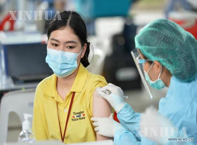 ထိုင်းနိုင်ငံ ဘန်ကောက်မြို့၌ တရုတ်ဆေးဝါးကုမ္ပဏီ Sinovac မှ ထုတ်လုပ်ထားသော COVID-19 ကာကွယ်ဆေး ထိုးနှံမှုခံယူနေသော အမျိုးသမီးတစ်ဦးအား တွေ့ရစဉ် (ဆင်ဟွာ)