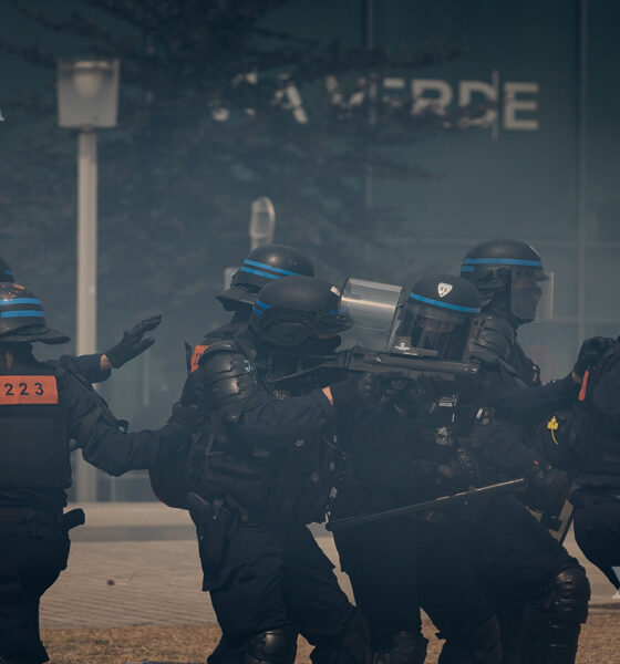 ပြင်သစ်နိုင်ငံ Hauts-de-Seine ပြည်နယ် Nanterre မြို့၌ ၂၀၂၃ ခုနှစ် ဇွန် ၂၉ ရက်က ဖြစ်ပွားသော အဓိကရုဏ်းတွင် ရဲတပ်ဖွဲ့ဝင်များအား တွေ့ရစဉ်