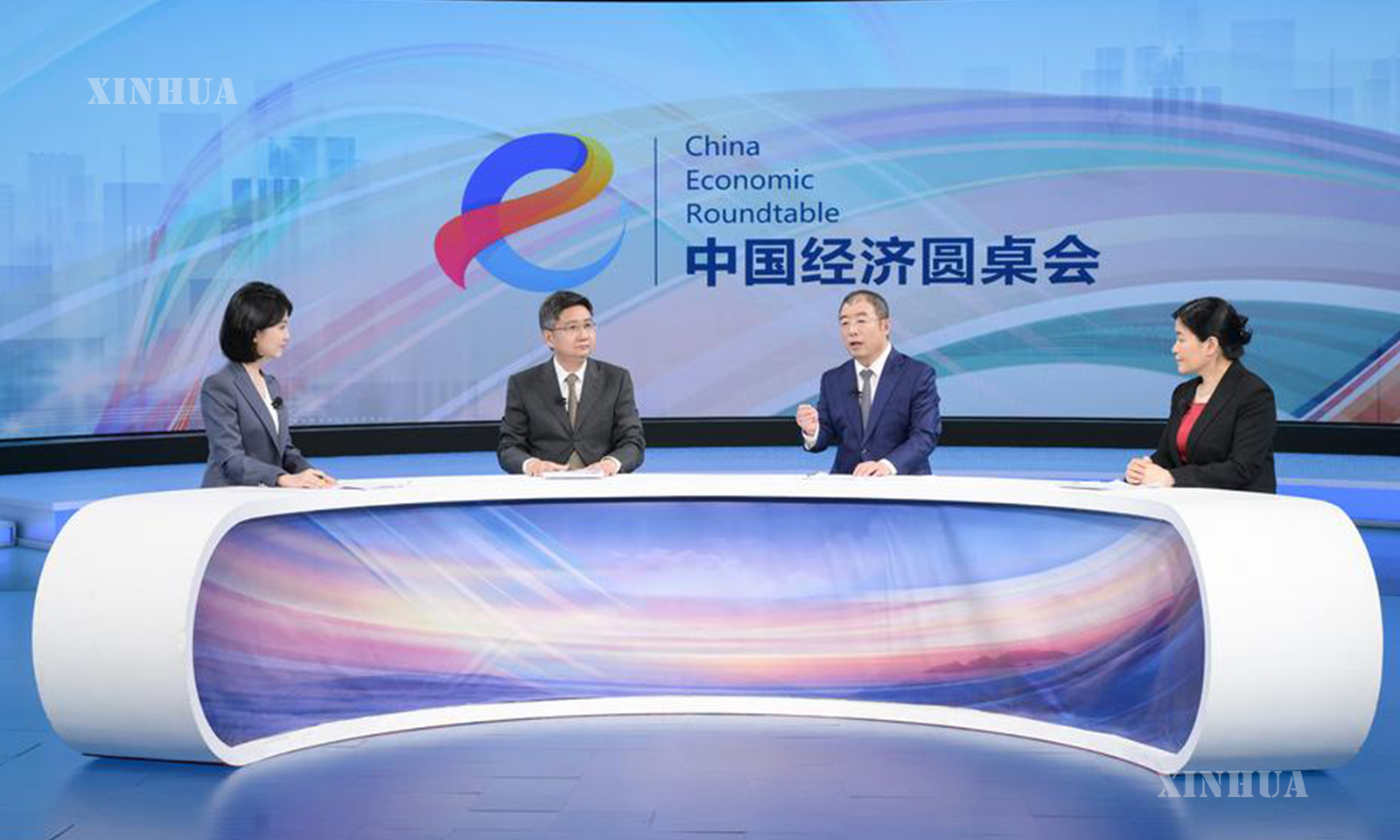 ဆင်ဟွာသတင်းဌာနက ကြီးမှူးကျင်းပသော "တရုတ်စီးပွားရေး စကားဝိုင်းဆွေးနွေးပွဲ" All Media တွေ့ဆုံဆွေးနွေးပွဲ အစီအစဉ်ကြီး၏ ၁၆ ပိုင်းမြောက် အစီအစဉ် ရိုက်ကူးတင်ဆက်သည့် နေရာ၌ ဧည့်သည်အဖြစ် ပါဝင်ဆွေးနွေးသူများ အမြင်ချင်းဖလှယ် ဆွေးနွေးနေပုံကို တွေ့ရစဉ် (ဆင်ဟွာ)