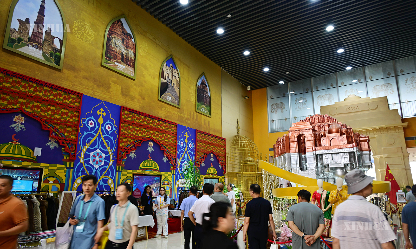 တရုတ်နိုင်ငံ အရှေ့ပိုင်း ဆန်းတုန်းပြည်နယ် ချင်းသောင်မြို့၌ ကျင်းပသည့် ၂၀၂၅ ခုနှစ် ရှန်ဟိုင်းပူးပေါင်းဆောင်ရွက်မှုအဖွဲ့ (SCO) နိုင်ငံတကာရင်းနှီးမြှုပ်နှံမှုနှင့် ကုန်သွယ်မှု ကုန်စည်ပြပွဲအတွင်း အိန္ဒိယပြခန်း၌ လာရောက်လေ့လာနေသူများအား ၂၀၂၅ ခုနှစ် ဇူလိုင် ၁၈ ရက်က တွေ့ရစဉ် (ဆင်ဟွာ)